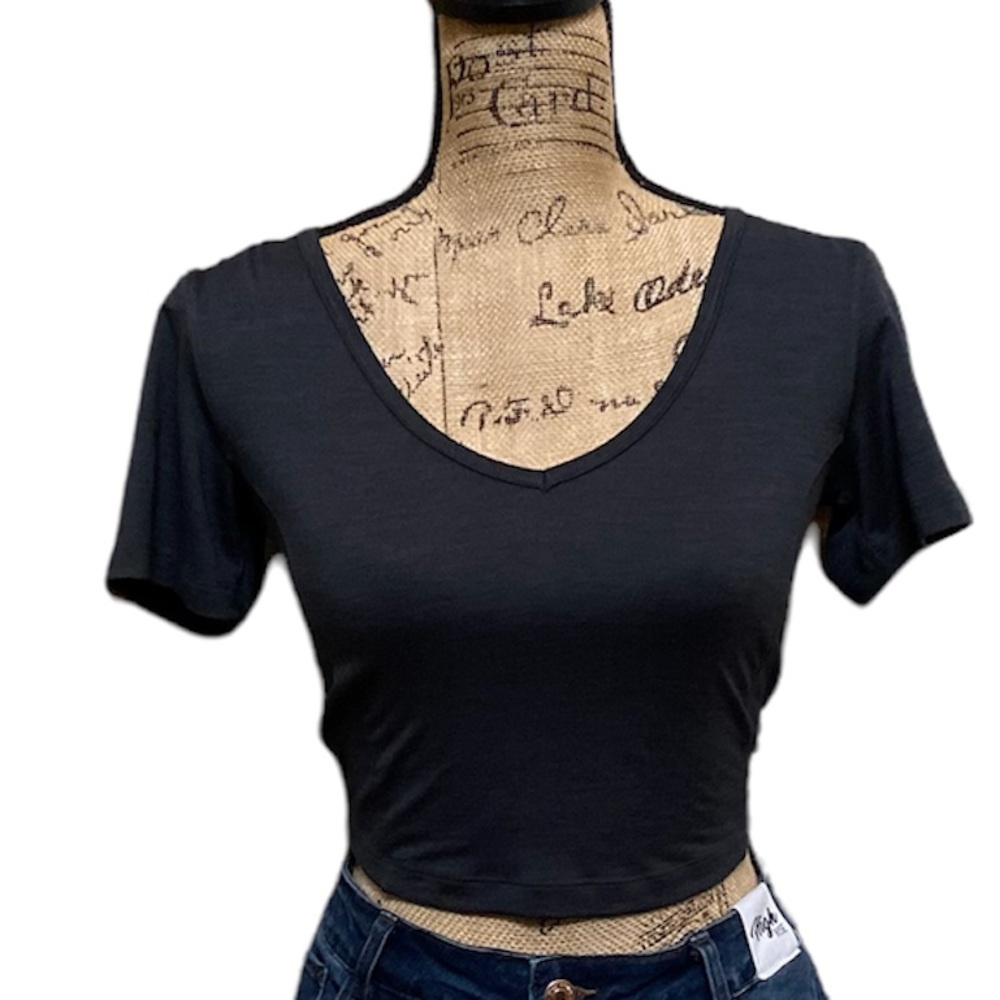 Mono b dark gray short sleeve crop top
